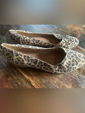 Tom's Women's Size 7.5 Julie Ballet Suede Flats Desert Tan Leopard Print